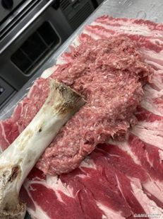 【娱乐】日本“好肉日” 网友完美重现动漫等级大棒肉
